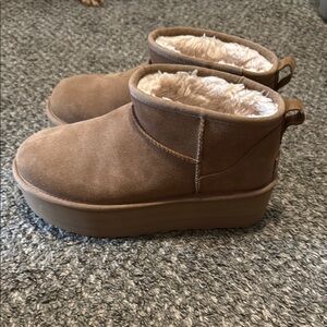 Ugg Mini platform worn 1 time size 9
